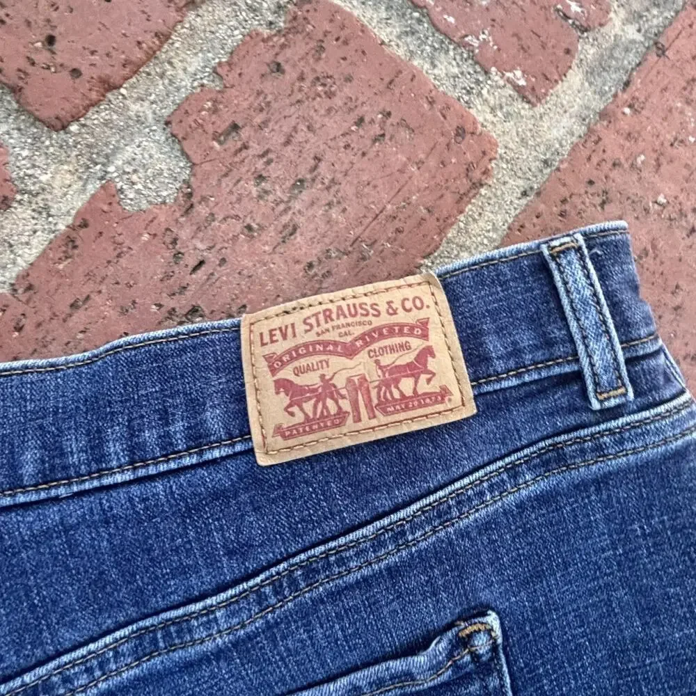 Levi's Classic Jeans Shorts Women’s Blue Denim Shorts Long Zipper Medium Wash 32